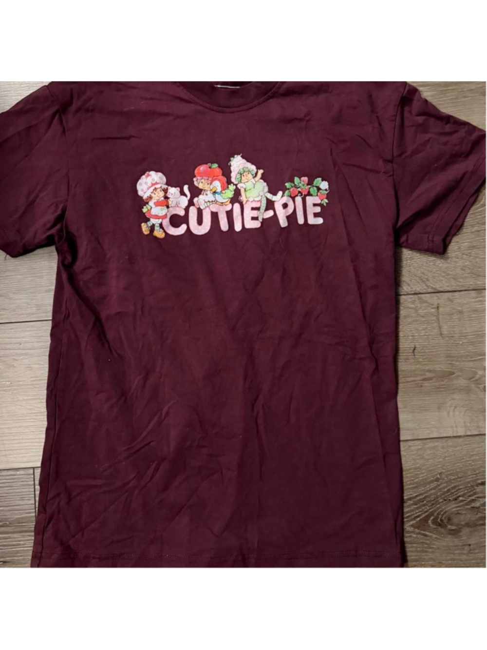 Strawberry Shortcake Cutie Pie graphic tee in burgundy, size medium